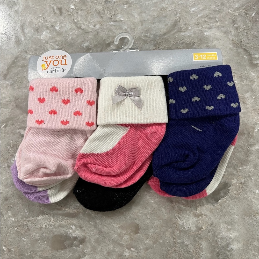 NEW Carter’s socks. size 3-12 months